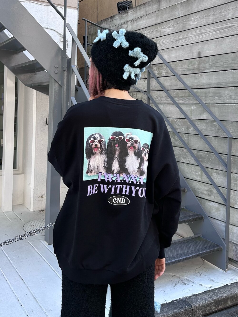 シルバー系のシューズ、ブラック系のその他パンツ、ブラック系のスウェットを着用したレディースの秋コーディネートの4枚目の写真