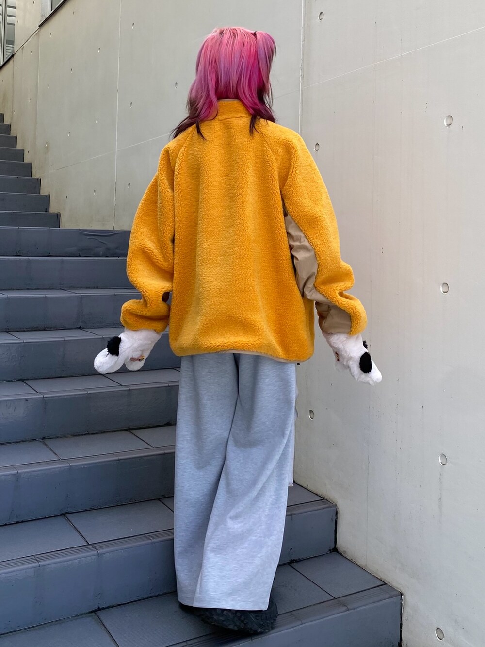 「Candy Stripper、ミトン、フェイクファー、アノラック、プルオーバー、ボア、トラックパンツ、ファスナー、ストリート、テーマパークコーデ」｜「Candy StripperのPEPE FUR ミトン（手袋、ホワイト系）」を使った、CandyStripperさん（レディース・148cm）の秋コーディネートの5枚目の写真