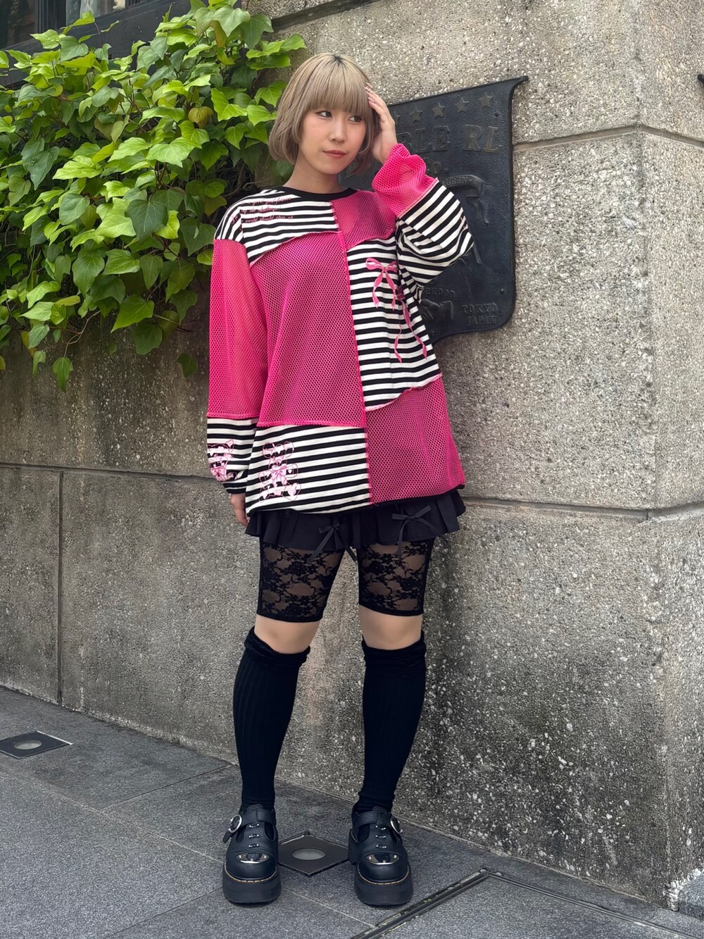 ピンク系のTシャツ/カットソー、ブラック系のその他パンツを着用したレディースの夏コーディネートの3枚目の写真