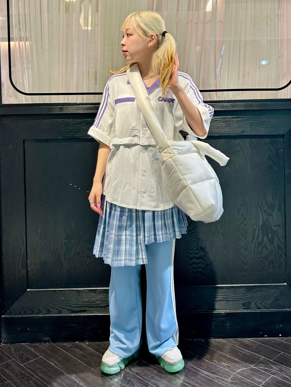 ホワイト系のショルダーバッグ、ブルー系のその他パンツ、ホワイト系のシャツ/ブラウスを着用したレディースの春コーディネートの2枚目の写真