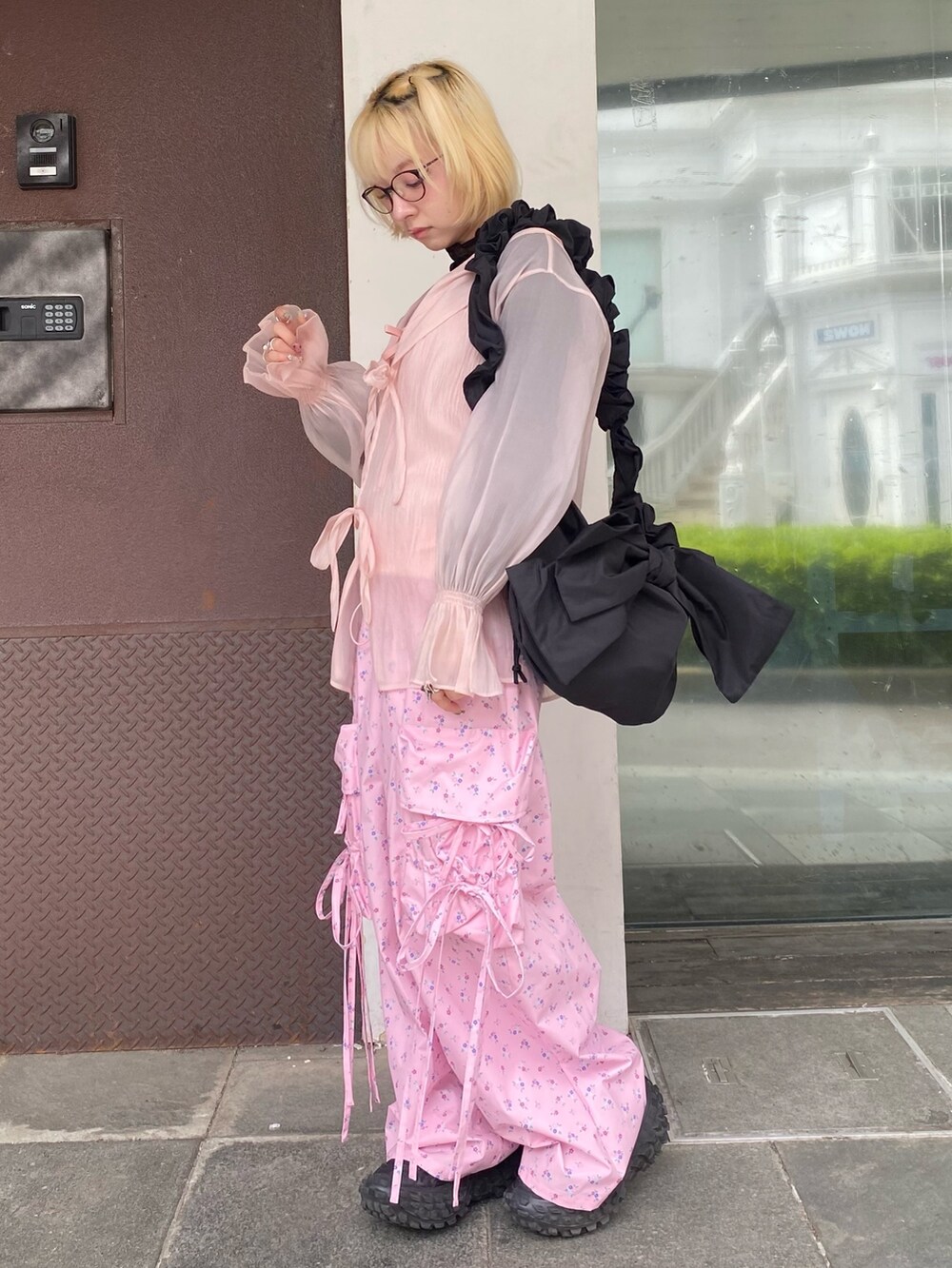 ピンク系のシャツ/ブラウス、ブラック系のその他トップス、ピンク系のキャミソールを着用したレディースの春コーディネートの3枚目の写真