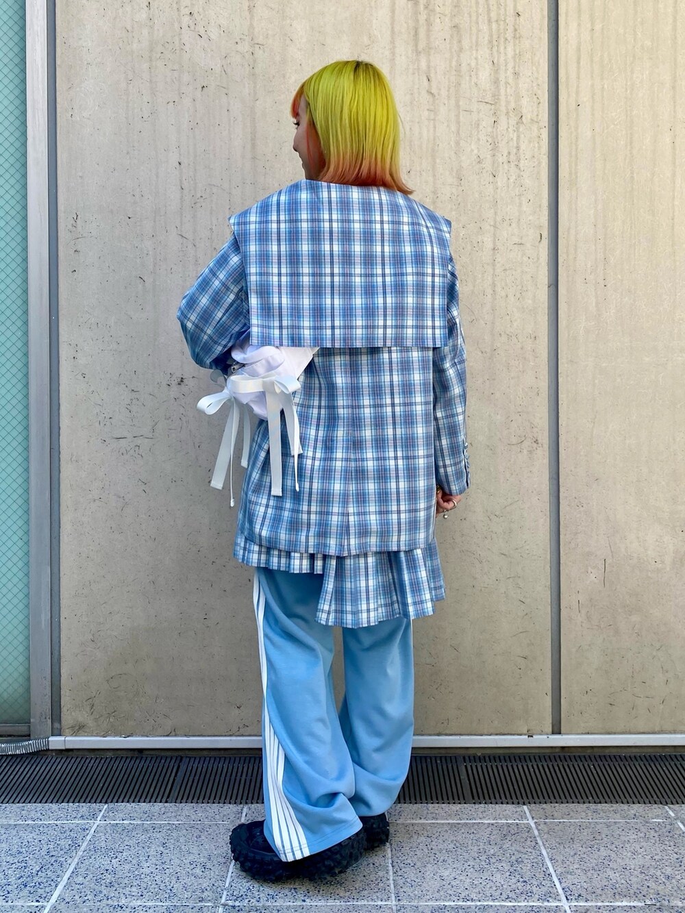 ブルー系のその他パンツ、ブルー系のテーラードジャケット、ホワイト系のボディバッグ/ウエストポーチを着用したレディースの春コーディネートの4枚目の写真