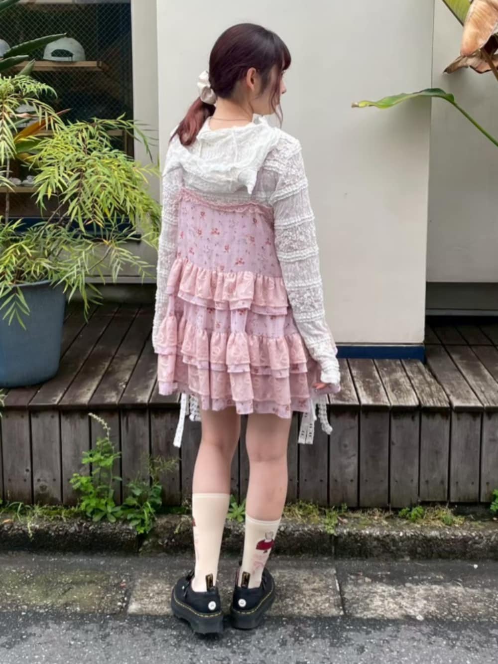 ホワイト系のパーカー、ホワイト系のその他パンツ、ピンク系のワンピースを着用したレディースの秋コーディネートの2枚目の写真