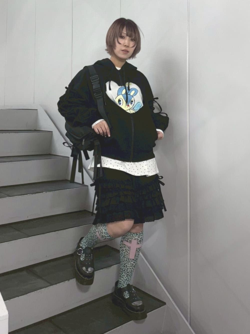 ブラック系のその他パンツ、ブラック系のボディバッグ/ウエストポーチ、ブラック系のパーカーを着用したレディースの春コーディネートの2枚目の写真