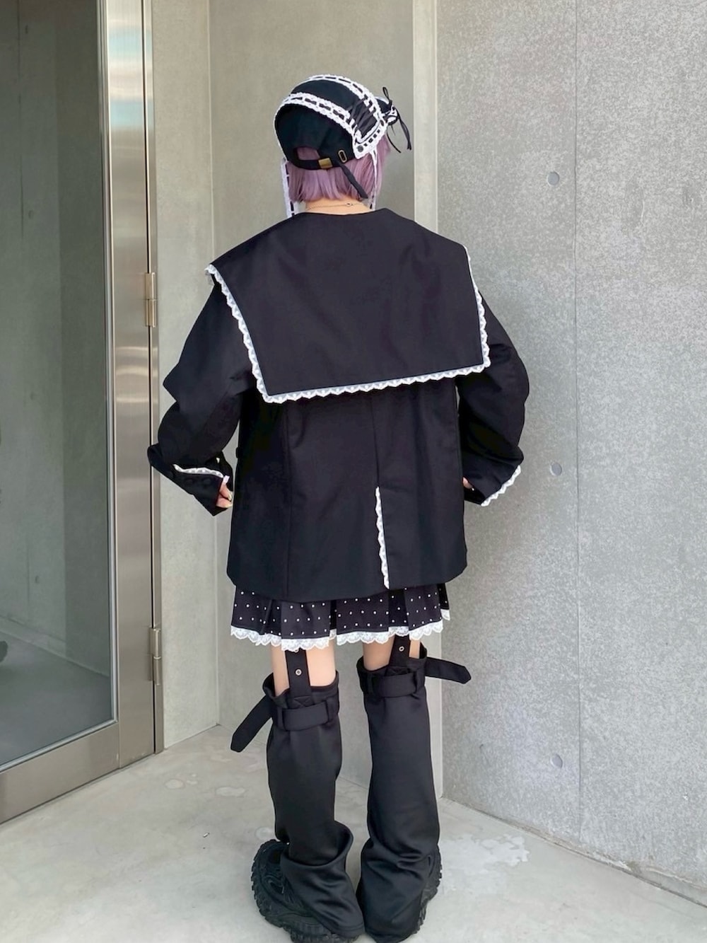 ブラック系のテーラードジャケット、ブラック系のTシャツ/カットソー、ブラック系のスカートを着用したレディースの秋コーディネートの5枚目の写真