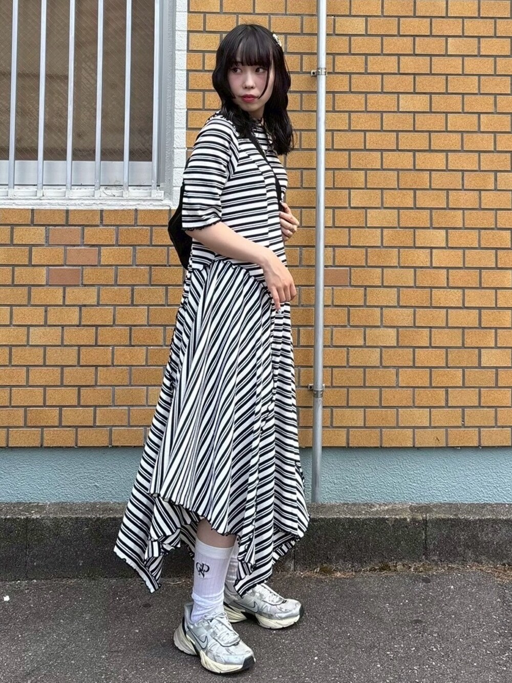 ブラック系のワンピース、ブラック系のボディバッグ/ウエストポーチ、ホワイト系のバレッタ/ヘアクリップを着用したレディースの夏コーディネートの4枚目の写真