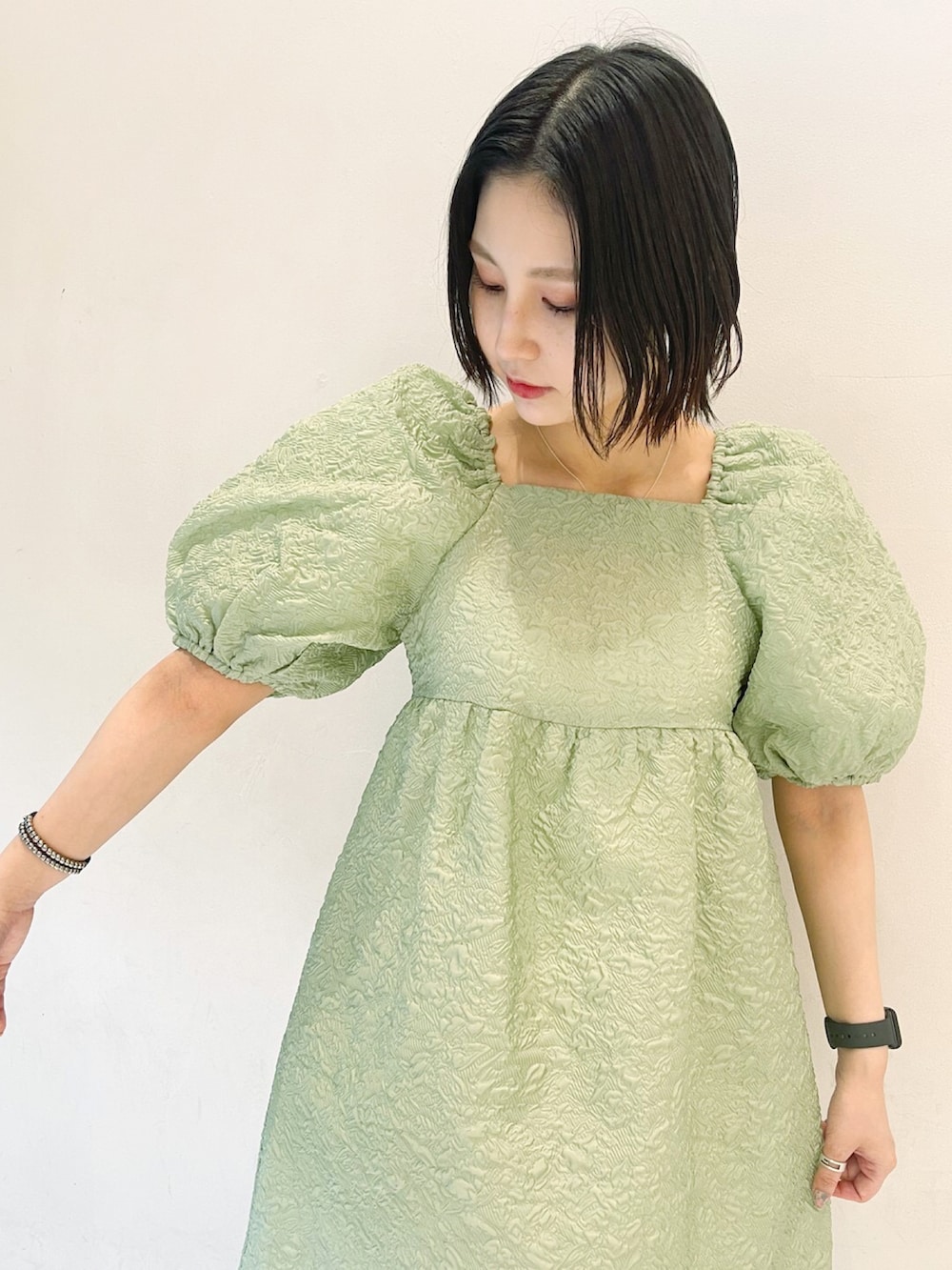 ブラック系のシューズ、グリーン系のシャツワンピースを着用したレディースの春コーディネートの2枚目の写真