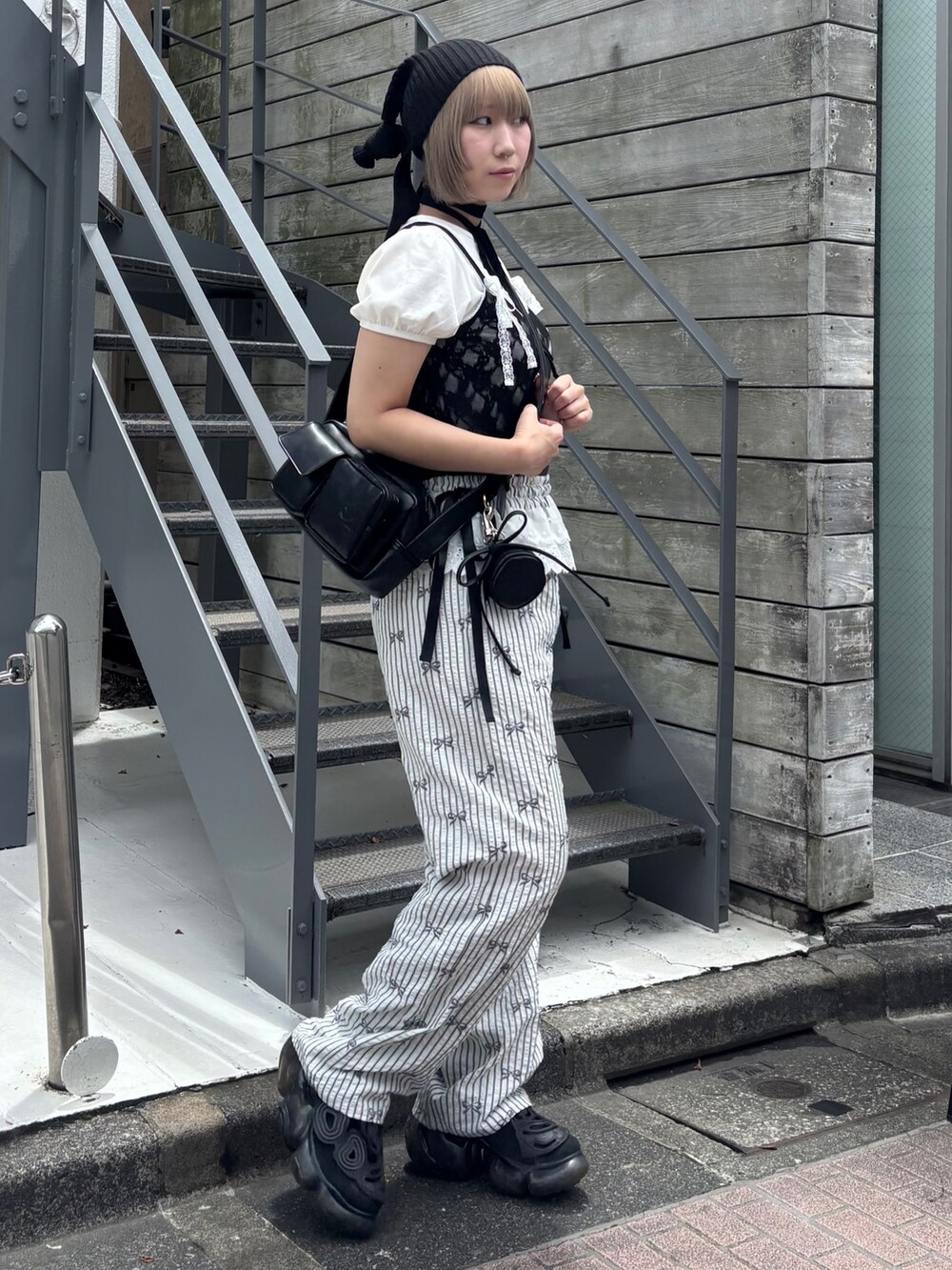 ホワイト系のTシャツ/カットソー、ブラック系のキャミソール、ホワイト系のその他パンツを着用したレディースの夏コーディネートの3枚目の写真