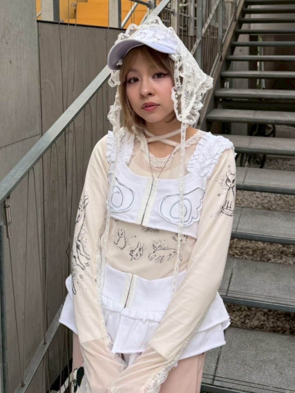 ホワイト系のその他トップス、ホワイト系のTシャツ/カットソー、グレー系のショルダーバッグを着用したレディースの冬コーディネートの4枚目の写真