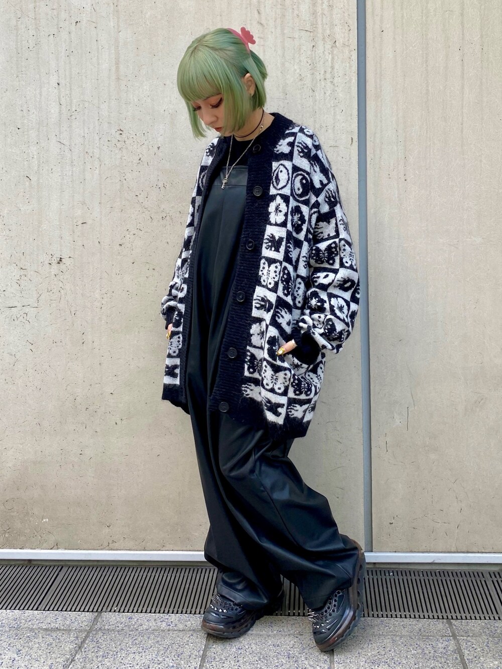 ブラック系のサロペット/オーバーオール、ブラック系のカーディガン/ボレロを着用したレディースの冬コーディネートの2枚目の写真