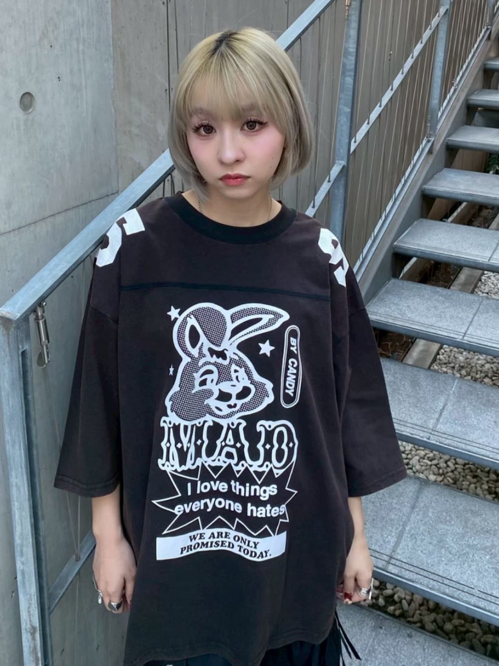 ブラック系のTシャツ/カットソー、レッド系のスカート、ブラック系のその他パンツを着用したレディースの春コーディネートの3枚目の写真
