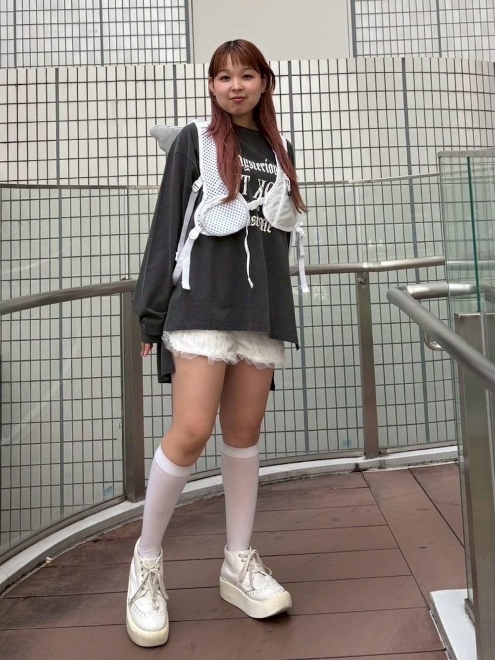 グレー系のTシャツ/カットソー、ホワイト系のその他パンツ、ホワイト系のバックパック/リュックを着用したレディースの秋コーディネートの4枚目の写真