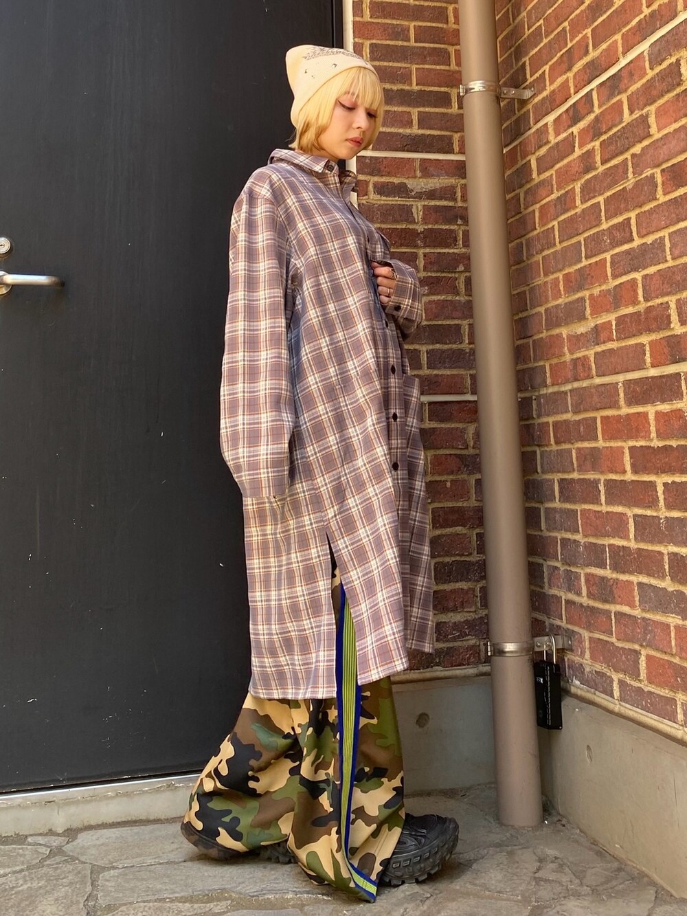 ベージュ系のその他パンツ、グレー系のシャツワンピース、ホワイト系のニットキャップ/ビーニーを着用したレディースの春コーディネートの2枚目の写真