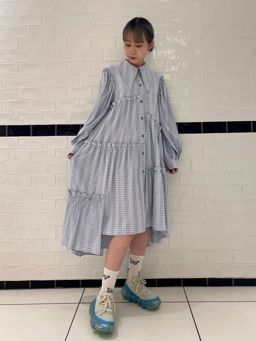 ブルー系のワンピースを着用したレディースの夏コーディネートの3枚目の写真