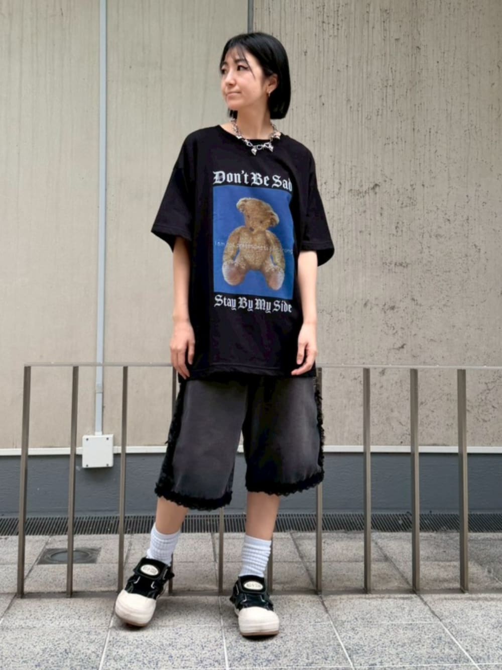 ブラック系のデニムパンツ、ブラック系のTシャツ/カットソー、シルバー系のベルトを着用したレディースの春コーディネートの2枚目の写真