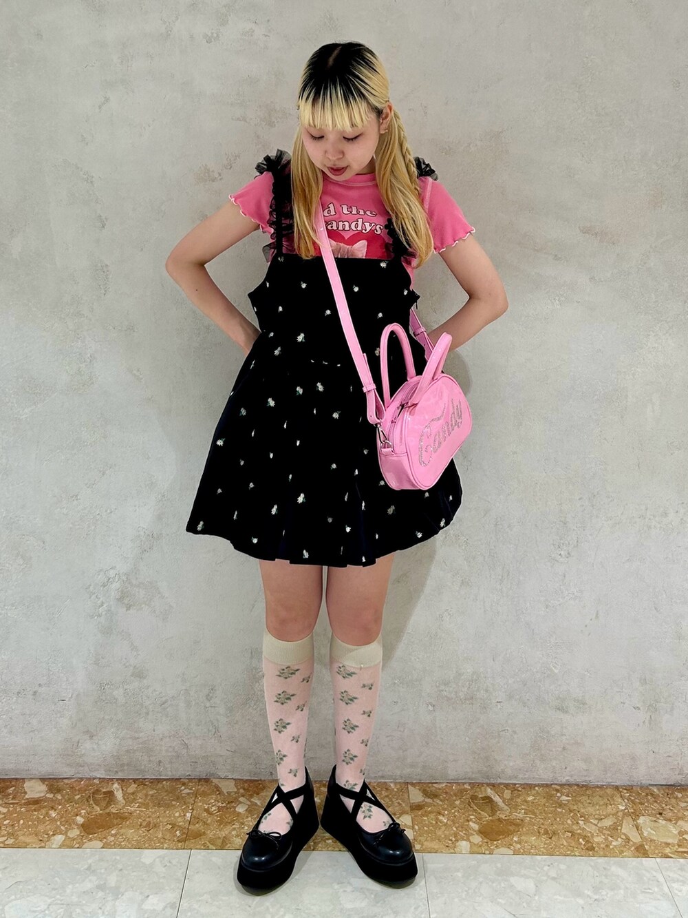 ピンク系のTシャツ/カットソー、ブラック系のワンピース、ブラック系のスカートを着用したレディースの夏コーディネートの2枚目の写真