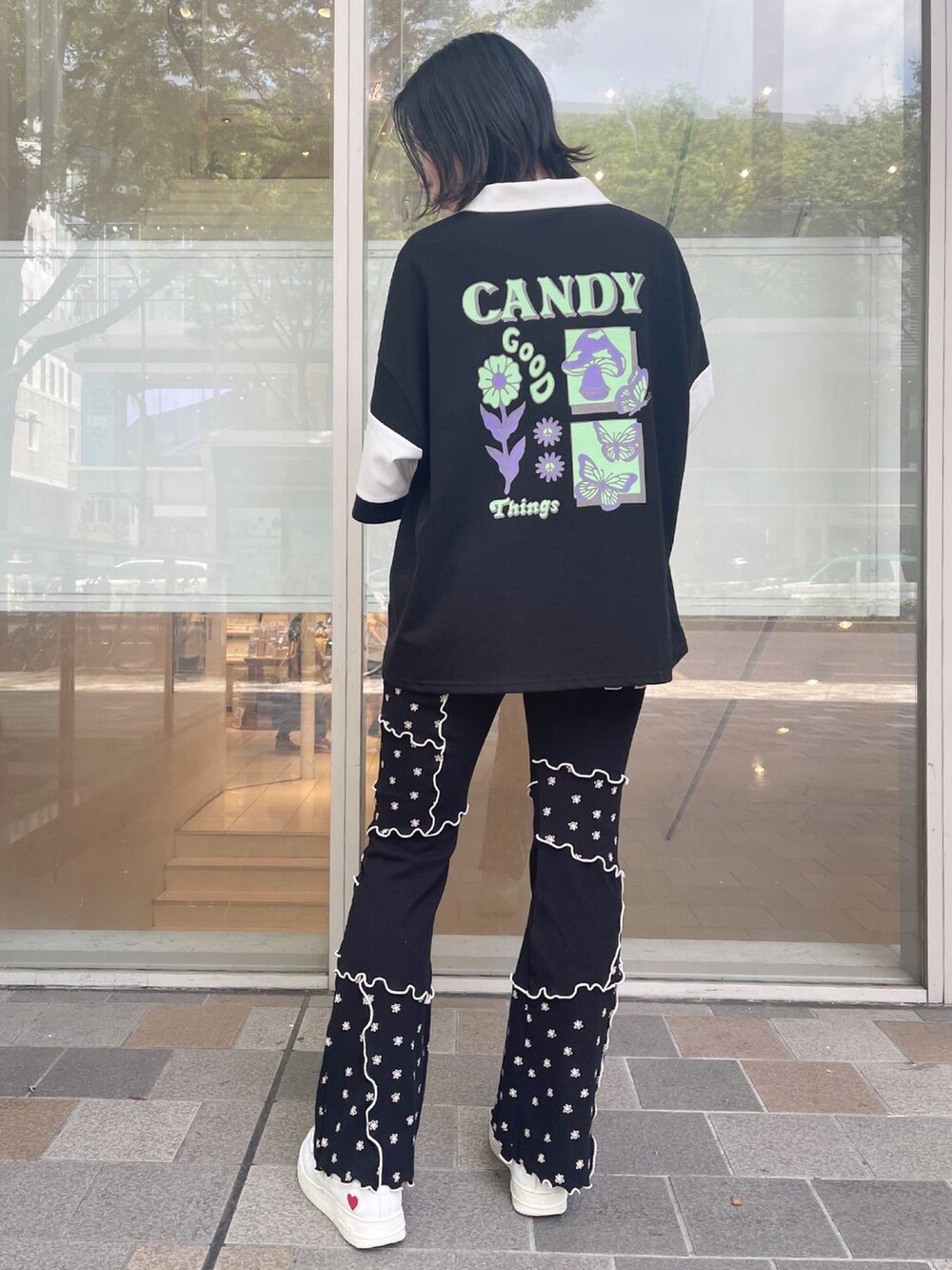 ブラック系のその他パンツ、ブラック系のポロシャツを着用したレディースの夏コーディネートの2枚目の写真