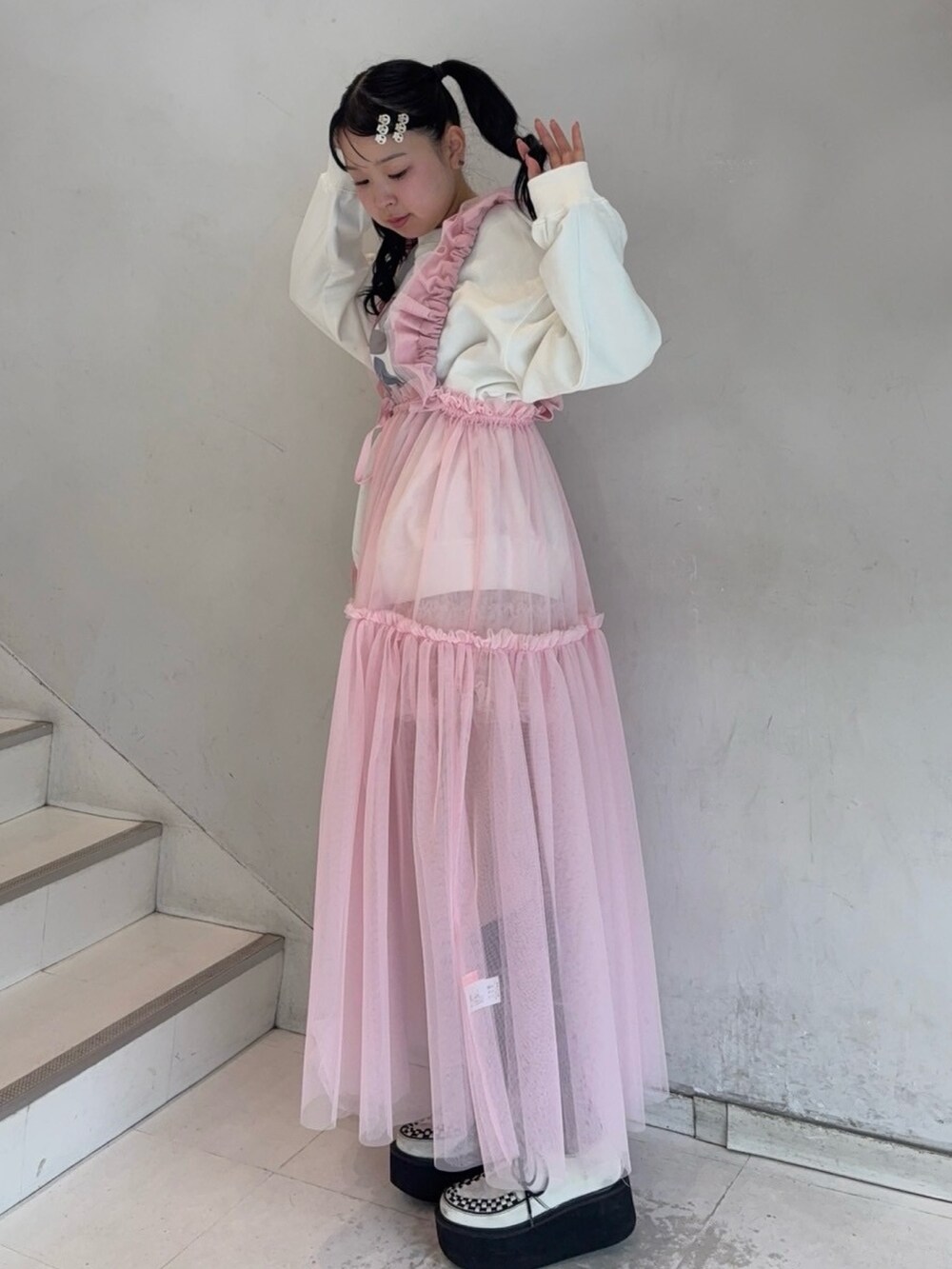 ピンク系のその他パンツ、ピンク系のスカート、ホワイト系のスウェットを着用したレディースの秋コーディネートの5枚目の写真