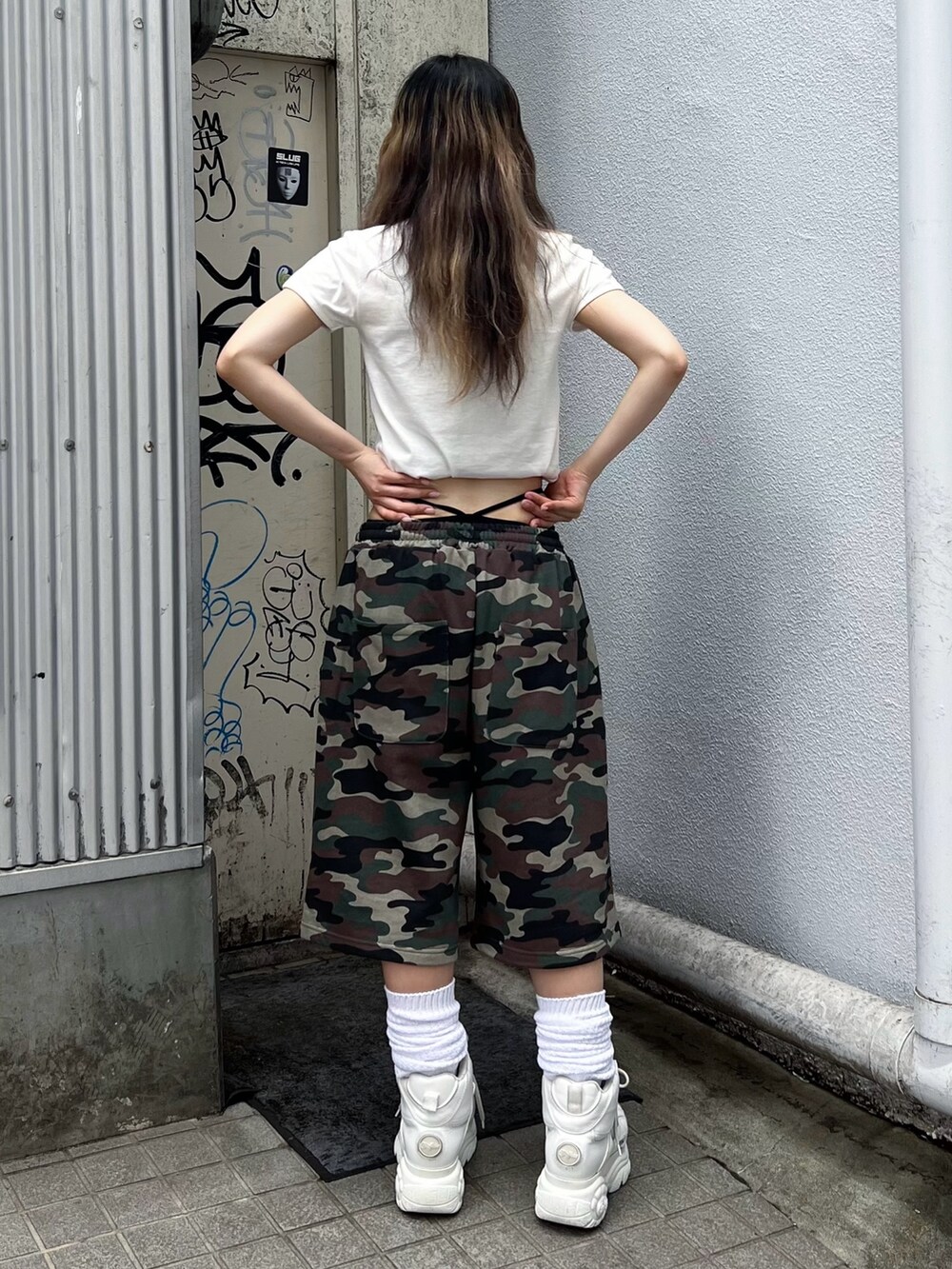 グリーン系のその他パンツ、ホワイト系のTシャツ/カットソーを着用したレディースの夏コーディネートの3枚目の写真