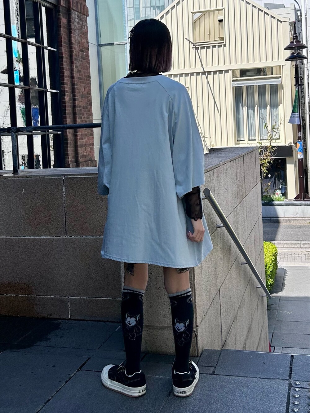ブルー系のTシャツ/カットソー、ブラック系のその他トップス、ブラック系のソックス/靴下を着用したレディースの春コーディネートの5枚目の写真
