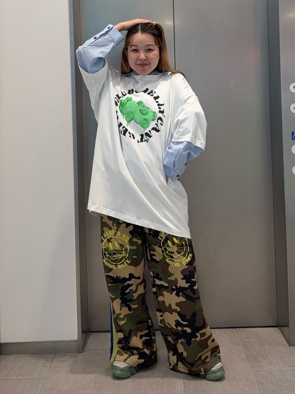 ベージュ系のその他パンツ、ホワイト系のTシャツ/カットソー、ブルー系のシャツ/ブラウスを着用したレディースの春コーディネートの2枚目の写真