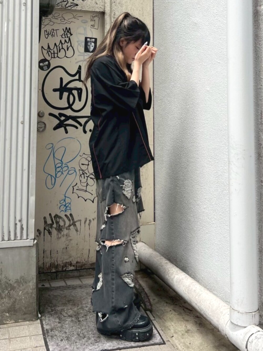 ブラック系のデニムパンツ、ブラック系のキャミソール、ブラック系のシャツ/ブラウスを着用したレディースの夏コーディネートの2枚目の写真