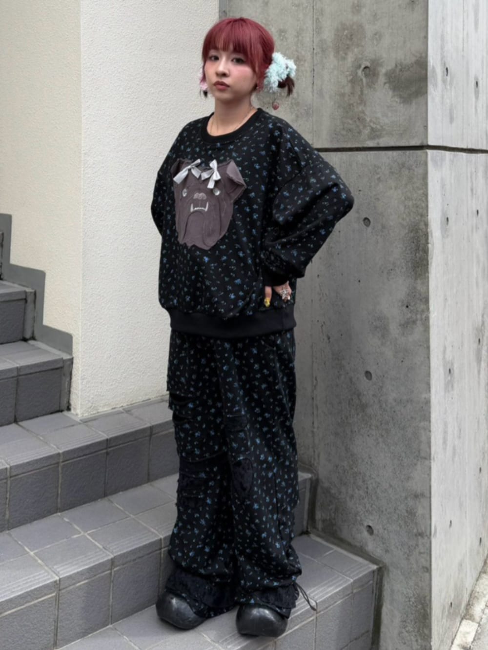 ブラック系のスウェットパンツ、ブラック系のスウェットを着用したレディースの秋コーディネートの2枚目の写真