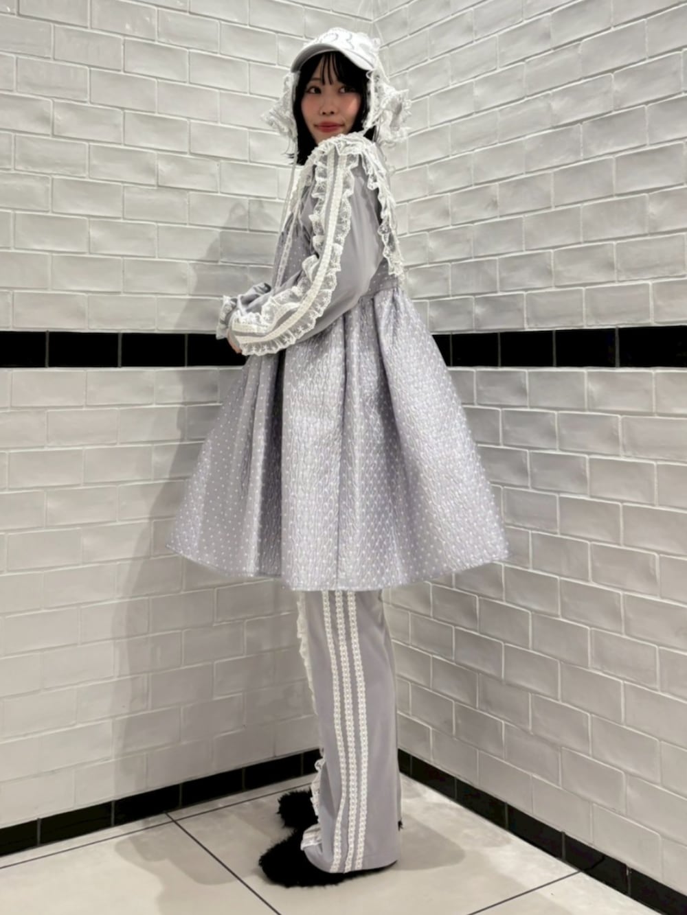 グレー系のワンピース、グレー系のブルゾン、グレー系のその他パンツを着用したレディースの冬コーディネートの2枚目の写真