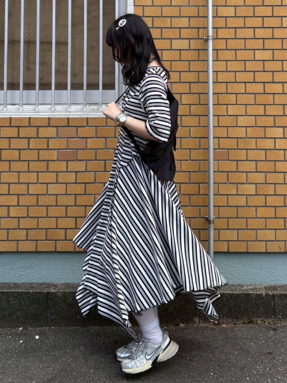 ブラック系のワンピース、ブラック系のボディバッグ/ウエストポーチ、ホワイト系のバレッタ/ヘアクリップを着用したレディースの夏コーディネートの5枚目の写真