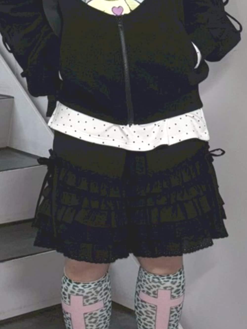 ブラック系のその他パンツ、ブラック系のボディバッグ/ウエストポーチ、ブラック系のパーカーを着用したレディースの春コーディネートの5枚目の写真