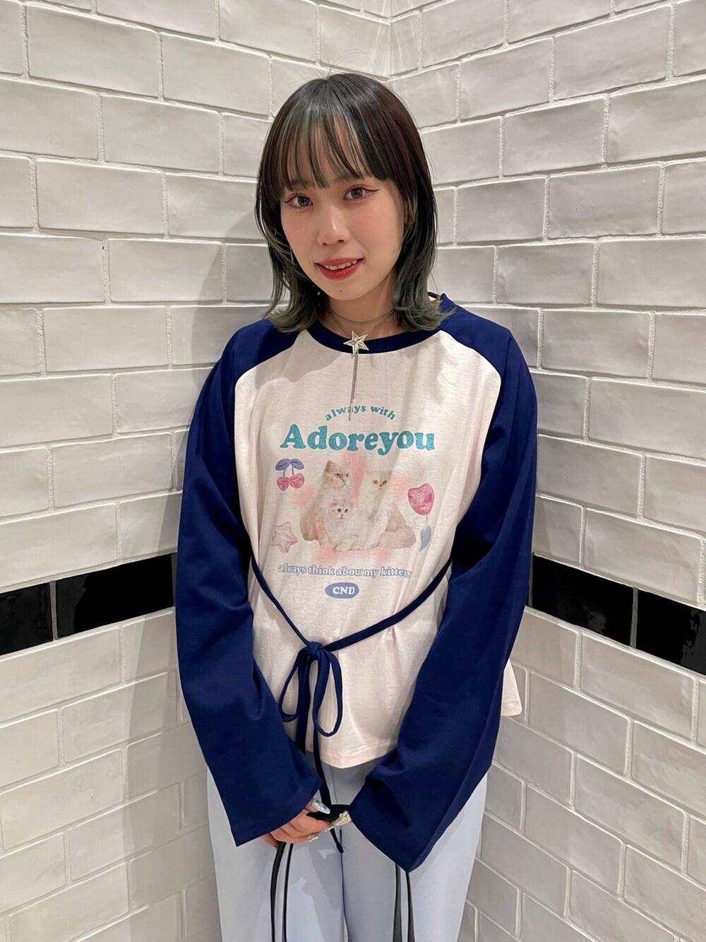 ピンク系のTシャツ/カットソー、ブルー系のその他パンツ、ホワイト系のボストンバッグを着用したレディースの冬コーディネートの5枚目の写真