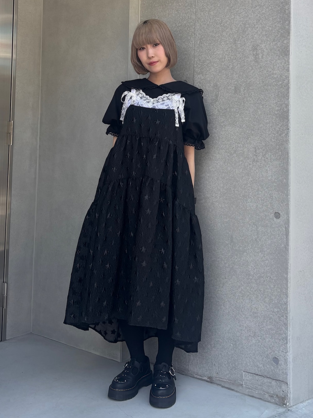 「Candy Stripper、トップス、セーラーカラー、キャミソール、リボン、ワンピース、オーガンジー、Aライン、ウエストバッグ、チュール、ブラック、レイヤードスタイル、大人カジュアル」｜「Candy StripperのSAILOR COLLAR トップス（Tシャツ/カットソー、ブラック系）」を使った、CandyStripperさん（レディース・160cm）の夏コーディネートの4枚目の写真