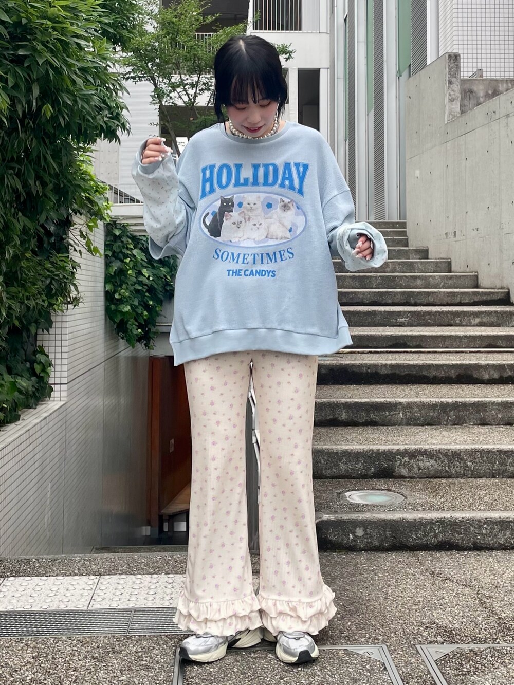 シルバー系のシューズ、ベージュ系のその他パンツ、ブルー系のその他トップスを着用したレディースの秋コーディネートの2枚目の写真