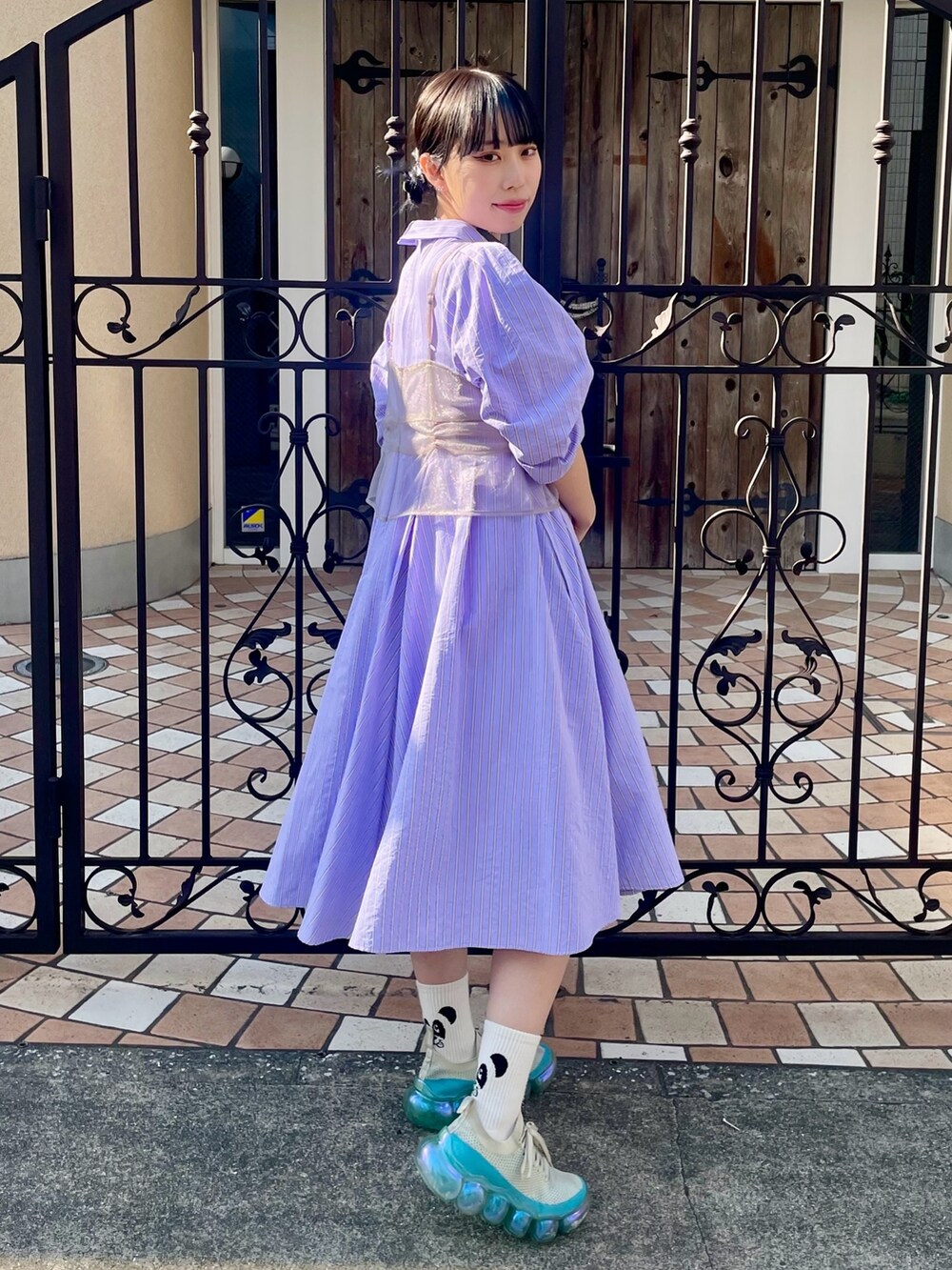 パープル系のワンピースを着用したレディースの夏コーディネートの3枚目の写真