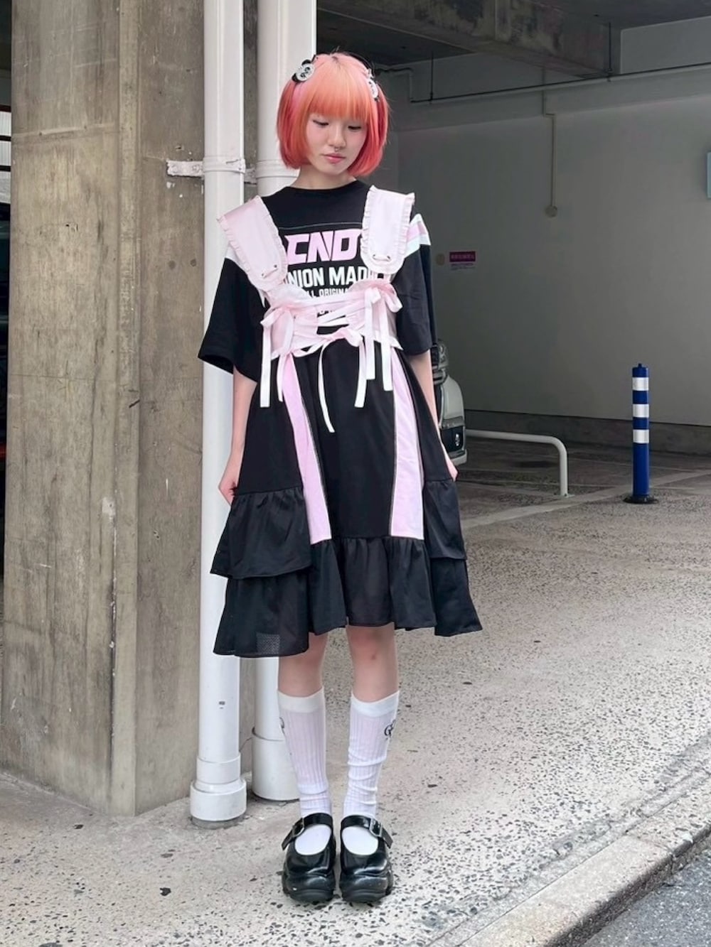 ピンク系のその他トップス、ブラック系のワンピース、ホワイト系のバレッタ/ヘアクリップを着用したレディースの秋コーディネートの2枚目の写真