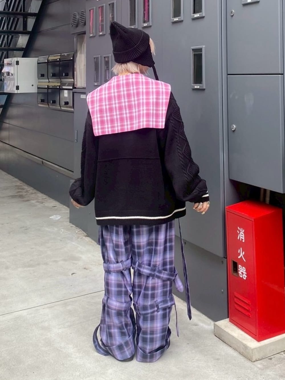 ブラック系のニット/セーター、ピンク系のシャツ/ブラウス、パープル系のその他パンツを着用したレディースの秋コーディネートの4枚目の写真