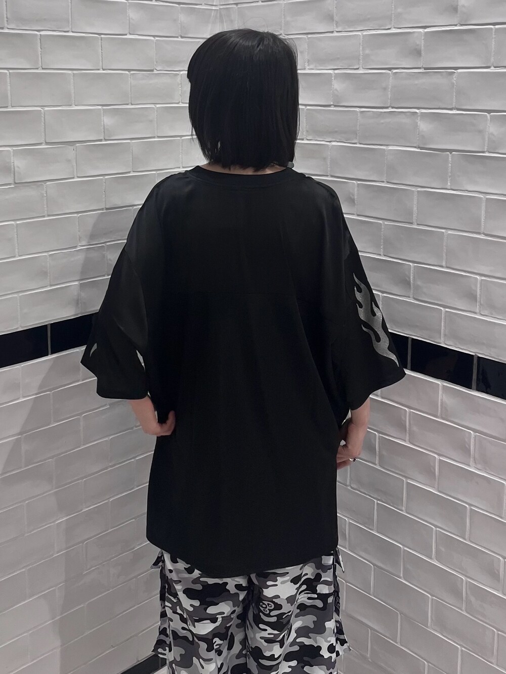 ブラック系のカーゴパンツ、ブラック系のTシャツ/カットソーを着用したレディースの夏コーディネートの5枚目の写真