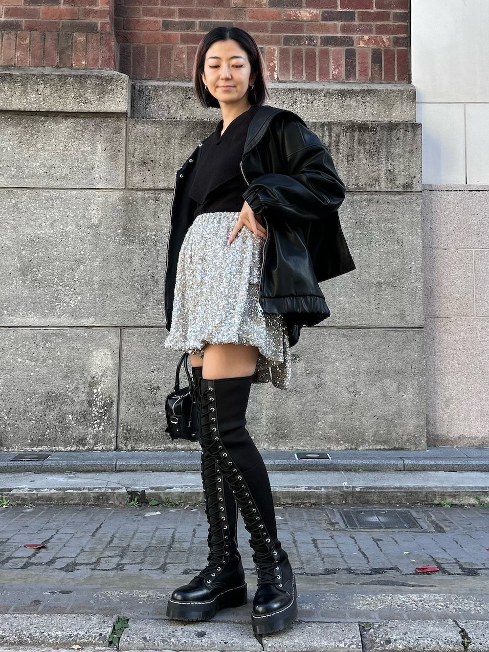 「Candy Stripper、ロングブーツ、レザージャケット、セーラーカラー、ニット、ハート、ショートパンツ、バルーンシルエット、リボン、ショルダーバッグ、ブラック、スパンコール、クリスマスに着たい服」｜「Candy StripperのMY LITTLE CANDY RIBBON SHOULDER バッグ（ショルダーバッグ、ブラック系）」を使った、CandyStripperさん（レディース・162cm）の冬コーディネートの3枚目の写真
