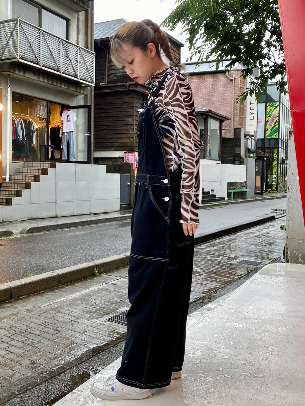 ブラック系のサロペット/オーバーオール、ホワイト系のその他トップスを着用したレディースの夏コーディネートの3枚目の写真