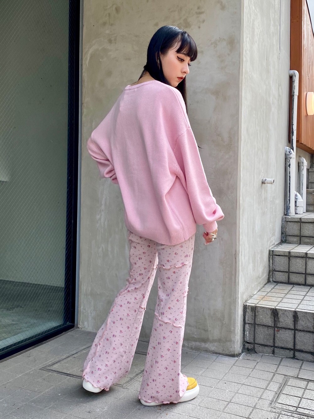 ピンク系のその他パンツ、ピンク系のニット/セーターを着用したレディースの秋コーディネートの3枚目の写真