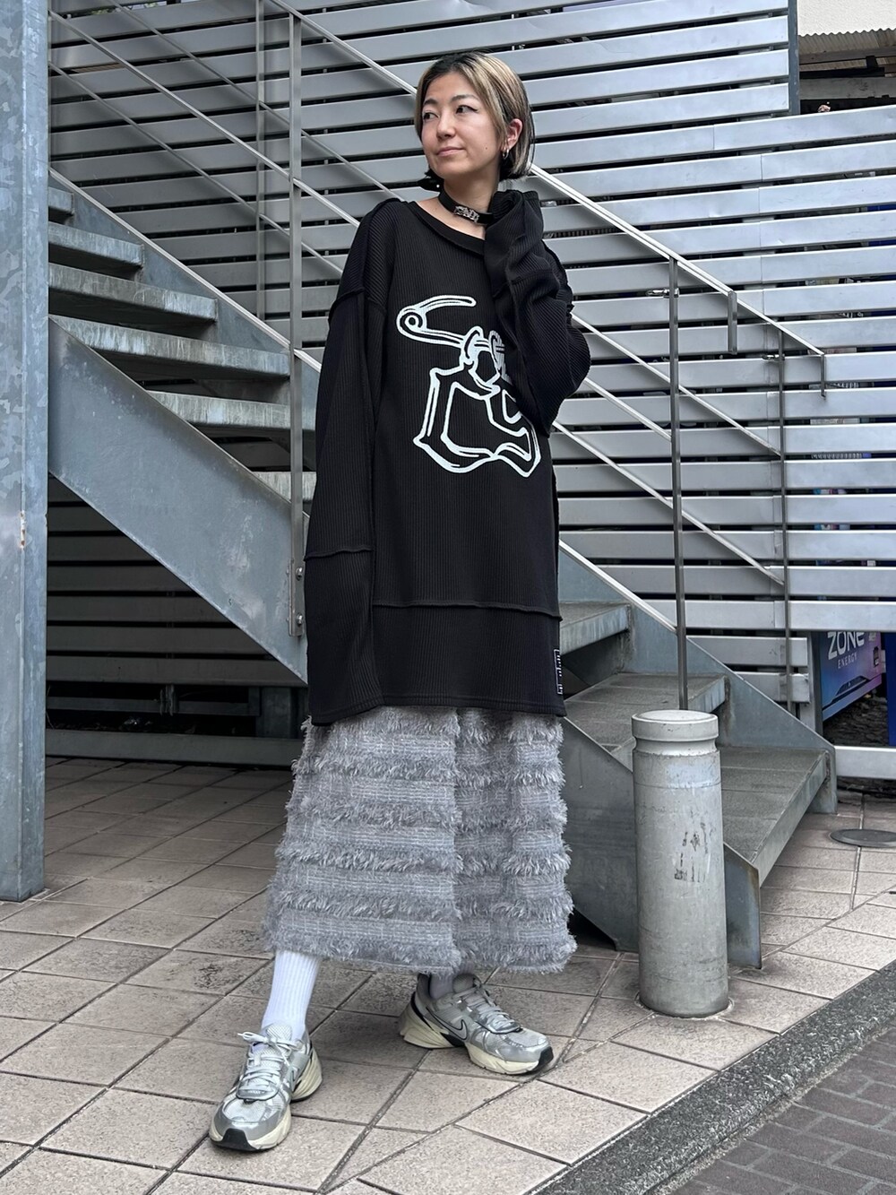 ブラック系のTシャツ/カットソー、グレー系のワンピース、シルバー系のシューズを着用したレディースの秋コーディネートの2枚目の写真