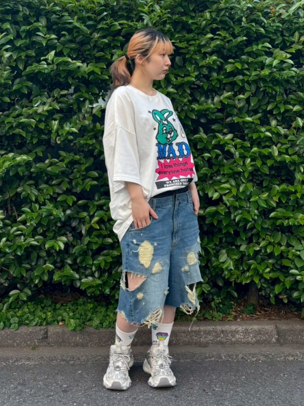 ホワイト系のTシャツ/カットソー、ブルー系のデニムパンツを着用したレディースの春コーディネートの3枚目の写真