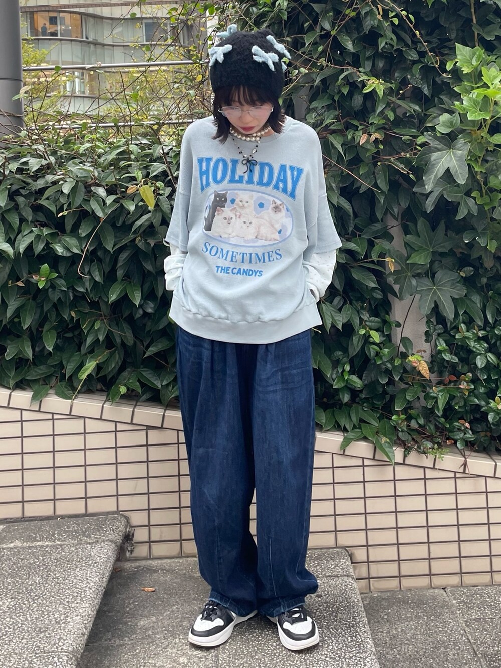 ブルー系のその他トップス、ブルー系のデニムパンツ、ブラック系のニットキャップ/ビーニーを着用したレディースの秋コーディネートの2枚目の写真