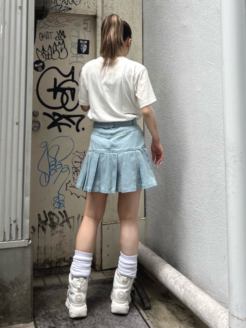 ホワイト系のTシャツ/カットソー、ブルー系のスカートを着用したレディースの夏コーディネートの4枚目の写真