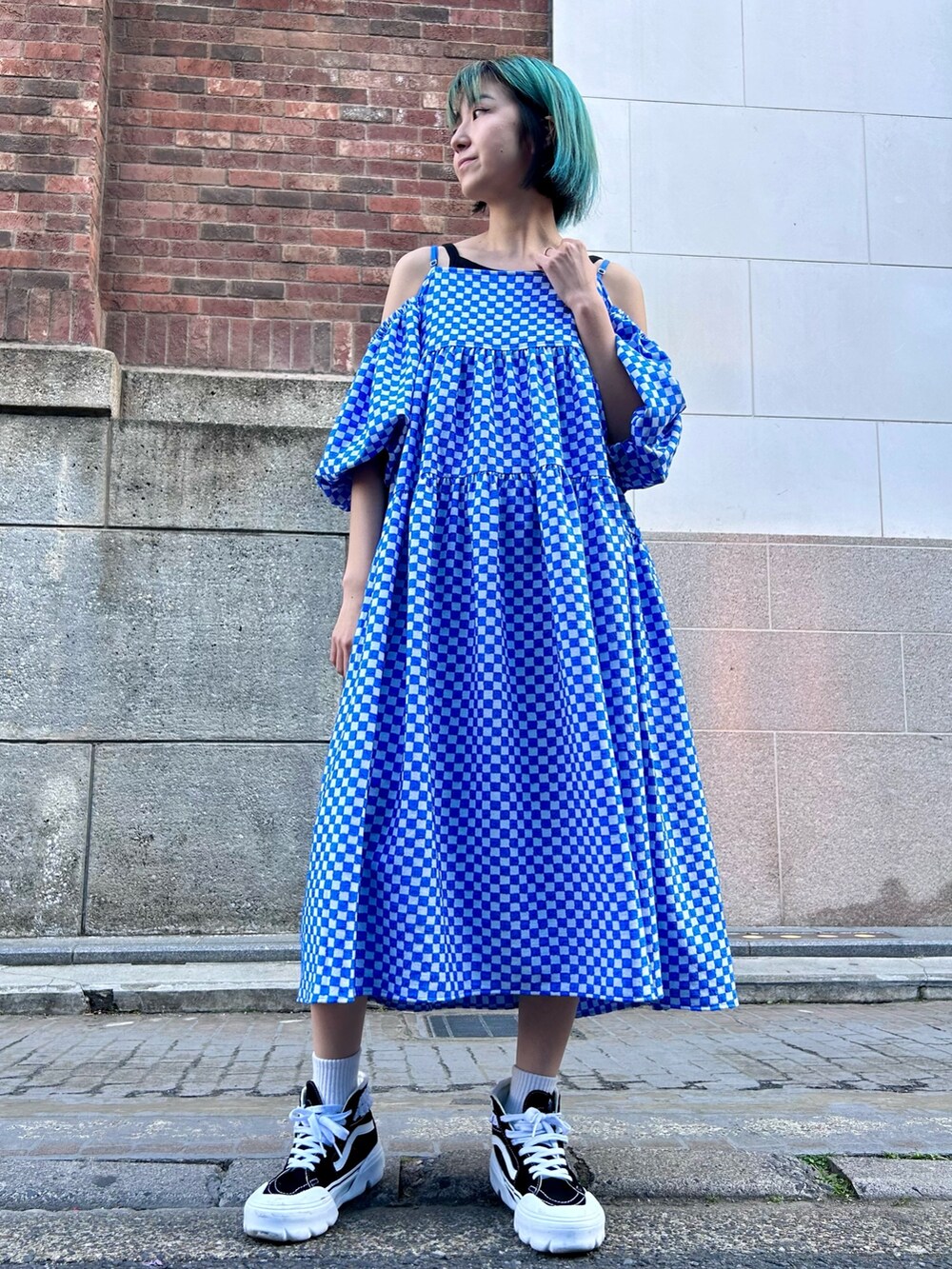 ホワイト系のワンピース、ブルー系のデニムジャケットを着用したレディースの春コーディネートの4枚目の写真