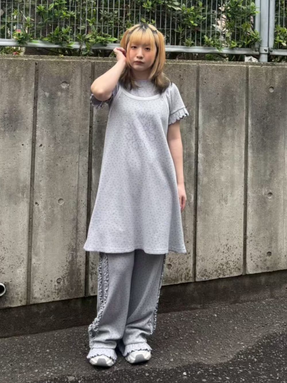 グレー系のTシャツ/カットソー、グレー系のその他パンツを着用したレディースの夏コーディネートの2枚目の写真