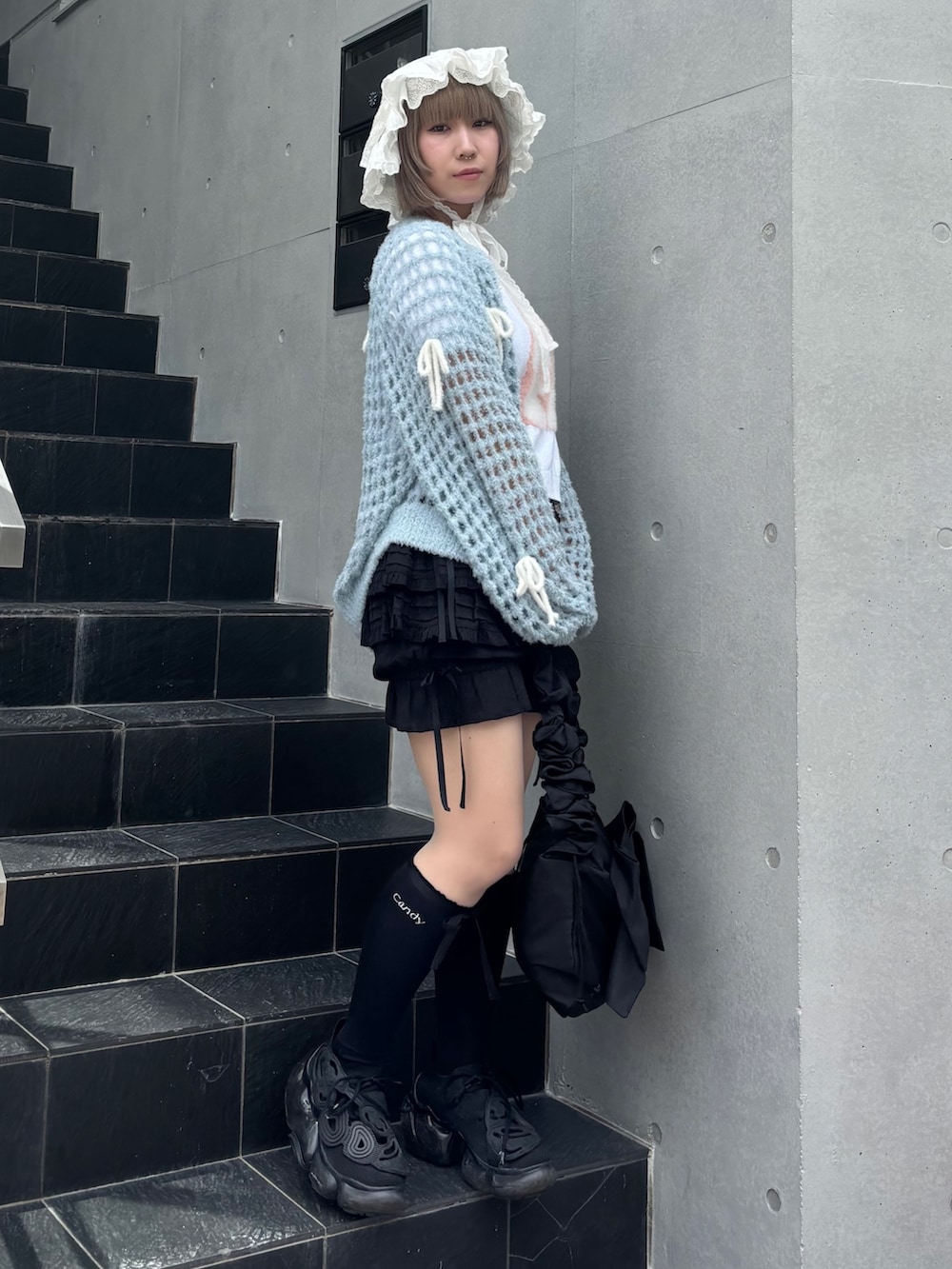 ブルー系のカーディガン/ボレロ、ホワイト系のニット/セーター、ブラック系のその他パンツを着用したレディースの夏コーディネートの6枚目の写真