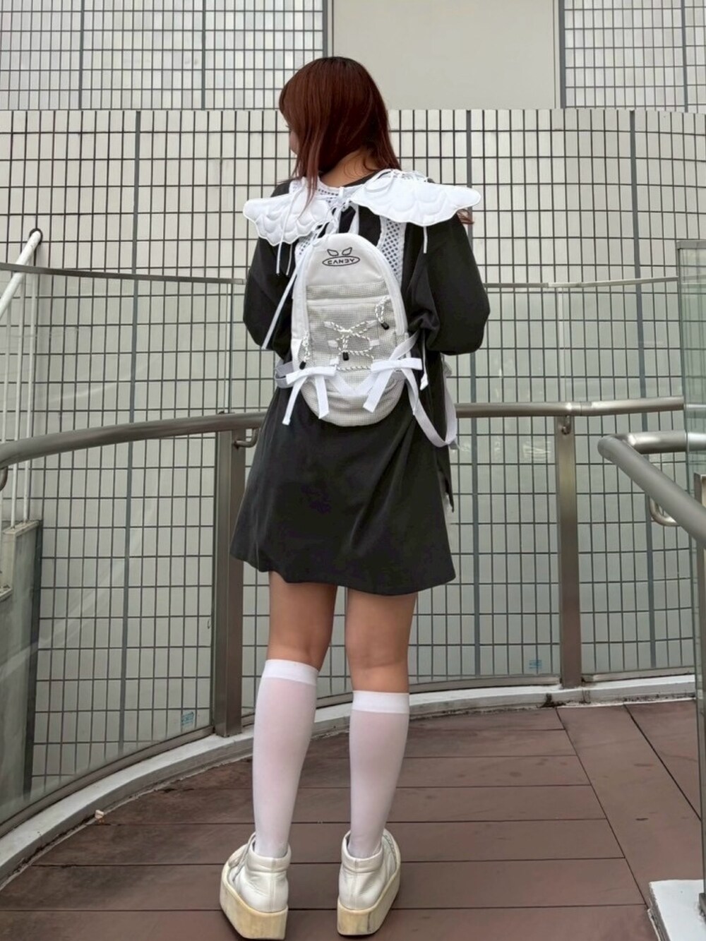 グレー系のTシャツ/カットソー、ホワイト系のその他パンツ、ホワイト系のバックパック/リュックを着用したレディースの秋コーディネートの5枚目の写真