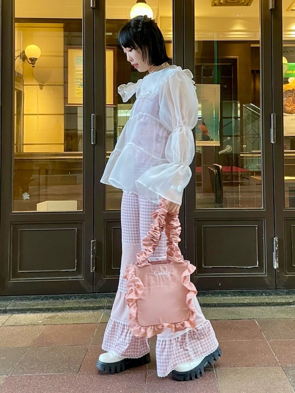 ホワイト系のシャツ/ブラウス、ピンク系のキャミソール、ピンク系のその他パンツを着用したレディースの春コーディネートの2枚目の写真