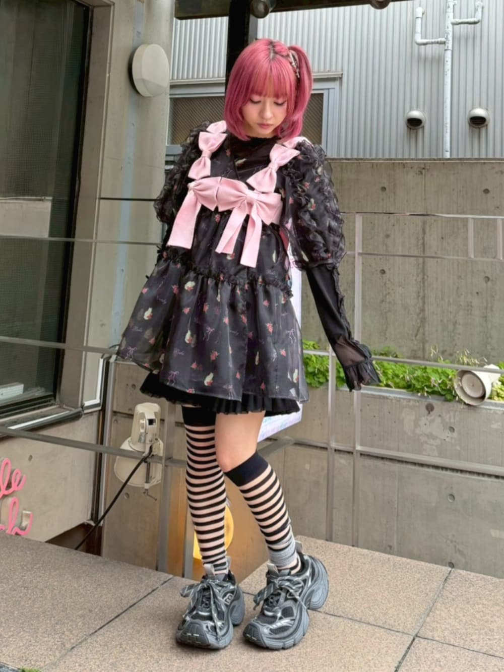 ブラック系のその他トップス、ブラック系のワンピース、ブラック系のその他パンツを着用したレディースの春コーディネートの2枚目の写真